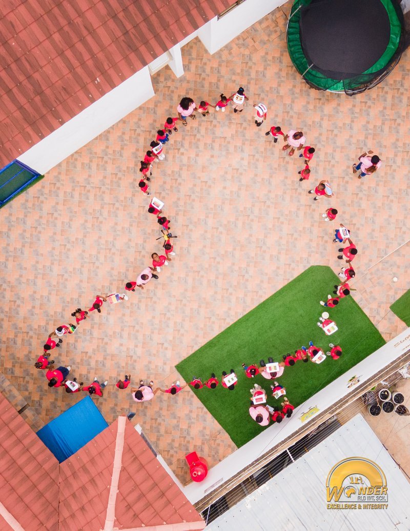 Wonder World pupils in a chain activity